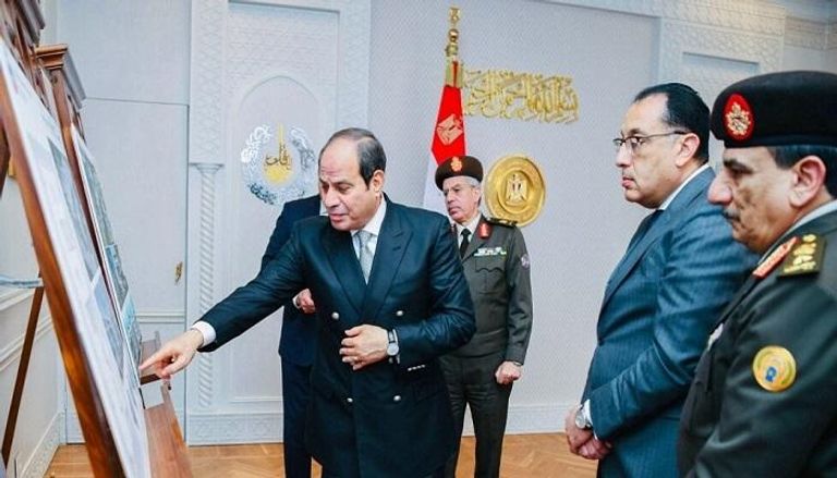 الفريق أحمد سعد الشاذلي على يسار رئيس الوزراء المصري - أرشيفية