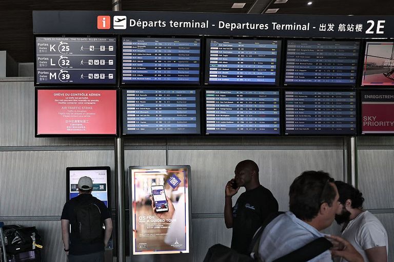 إضراب مراقبي الحركة الجوية في فرنسا
