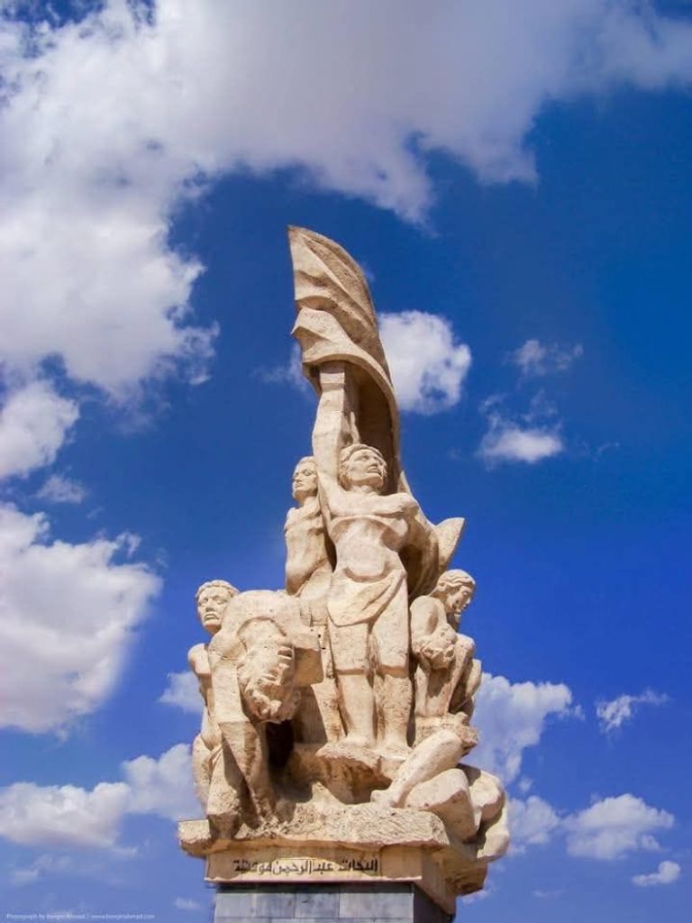 تمثال الشهداء في حلب يتعرض لأضرار خلال نقله تمثال الشهداء في حلب يتعرض لأضرار خلال نقله