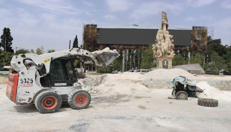 تمثال الشهداء في حلب يتعرض لأضرار خلال نقله تمثال الشهداء في حلب يتعرض لأضرار خلال نقله