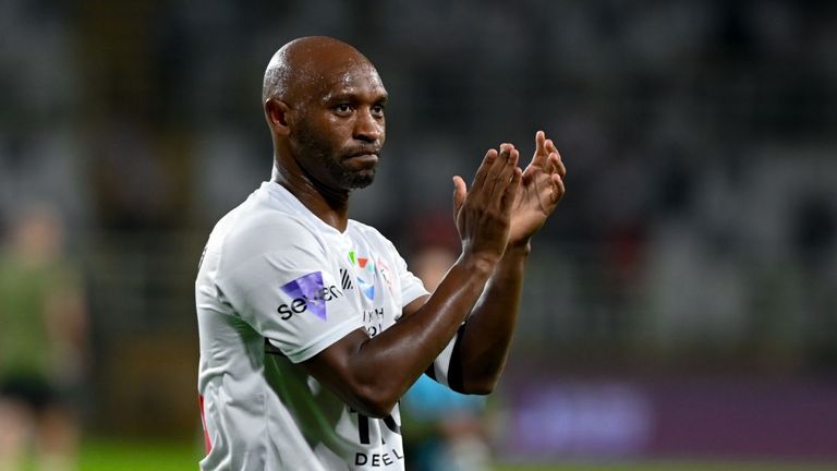 النجم محمد منير