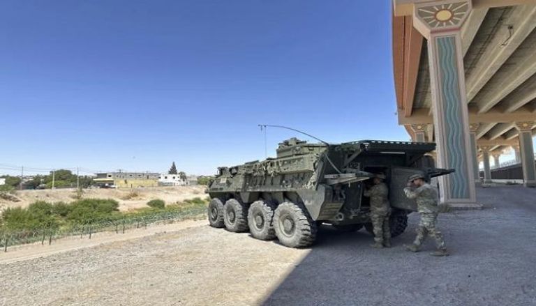 مركبة عسكرية أمريكية متوقفة في منطقة دفاع وطني جديدة جديدة