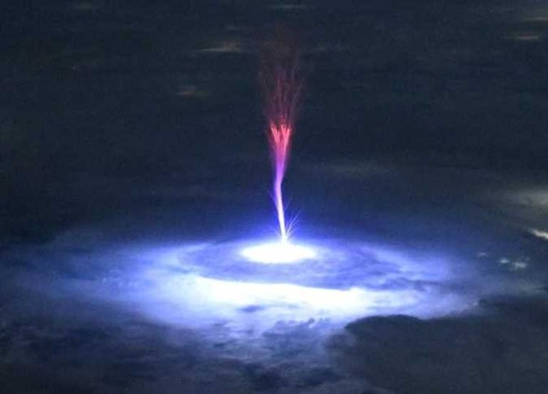 ظاهرة جوية تضيء سماء المكسيك