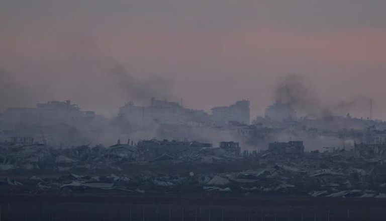تصاعد الدخان بعد غارة إسرائيلية على الأراضي الفلسطينية