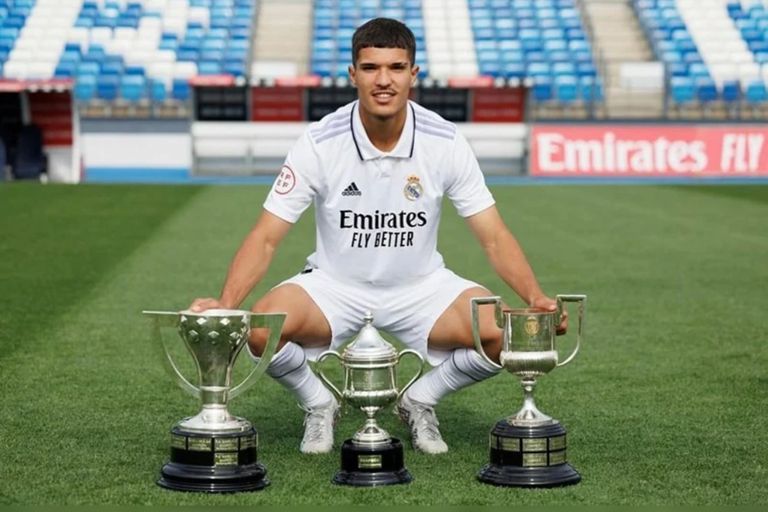 أشرف حكيمي بقميص ريال مدريد