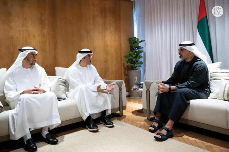 جانب من لقاء ولي عهد أبوظبي بفريق دولة الإمارات في «بريكس»