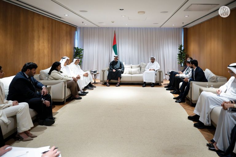جانب من لقاء ولي عهد أبوظبي بفريق دولة الإمارات في «بريكس»
