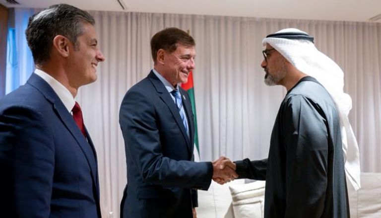 لقاء الشيخ خالد بن محمد بن زايد بالرئيس التنفيذي لشركة «إمبراير»