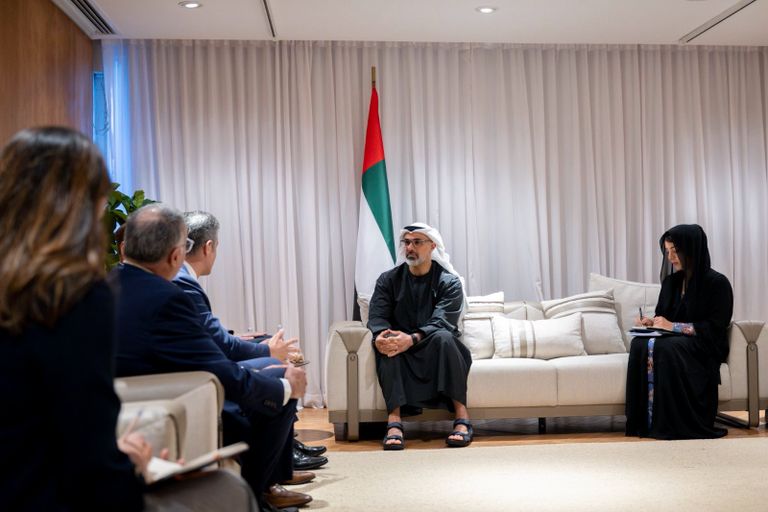 لقاء الشيخ خالد بن محمد بن زايد بالرئيس التنفيذي لشركة «إمبراير»