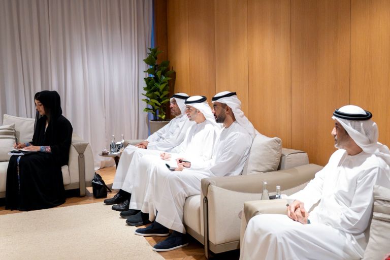 لقاء الشيخ خالد بن محمد بن زايد بالرئيس التنفيذي لشركة «إمبراير»