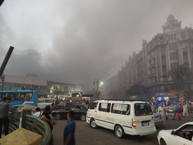 دخان كثيف بسبب حريق سنترال رمسيس في مصر دخان كثيف بسبب حريق سنترال رمسيس في مصر