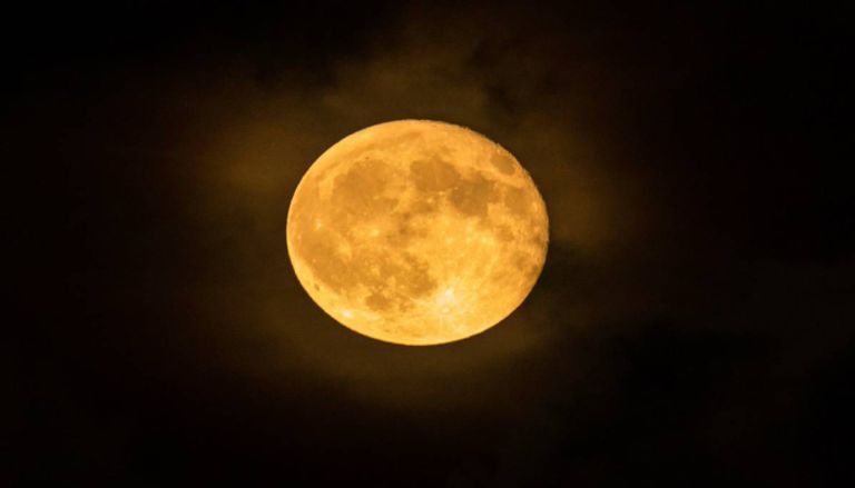 أول اكتمال قمر في صيف 2025