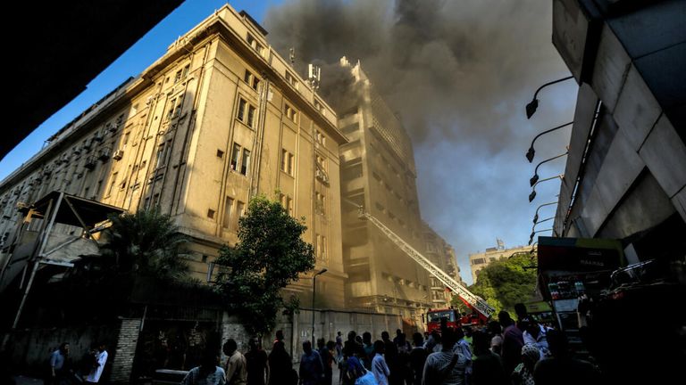 أعمدة الدخان تتصاعد من مبنى سنترال رمسيس