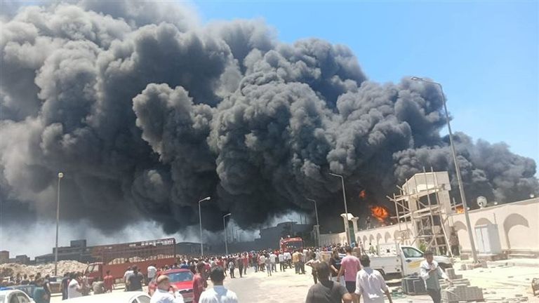 أعمدة الدخان تتصاعد من داخل مصنع الإسفنج في دمياط