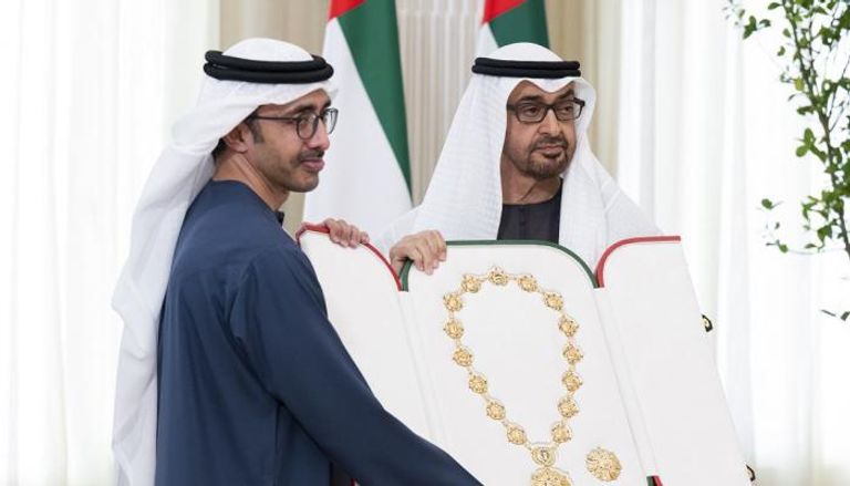 الشيخ محمد بن زايد آل نهيان يكرم الشيخ عبد الله بن زايد آل نهيان