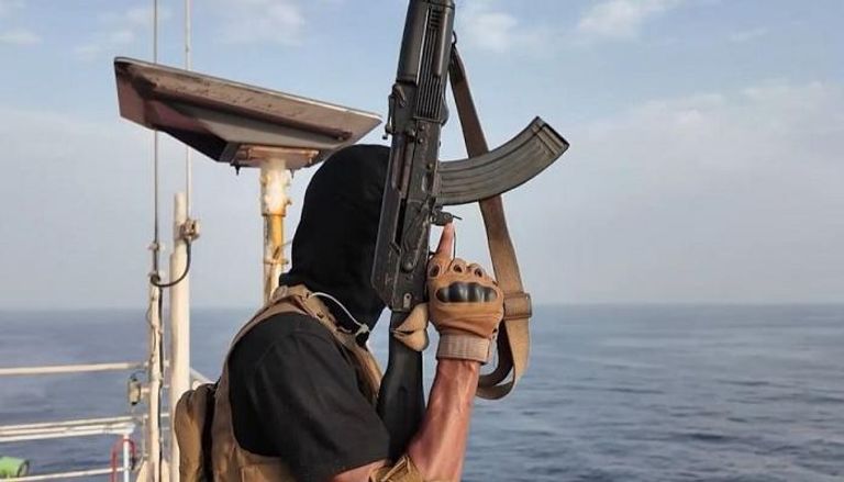 مسلح حوثي على متن سفينة ماجيك سيز بالبحر الأحمر قبل إغراقها