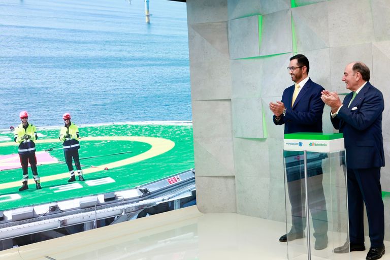 «مصدر» و«إيبردرولا» تستثمران 6 مليارات دولار ببريطانيا.. أضخم صفقة طاقة رياح في العقد سلطان الجابر وإغناسيو غالان