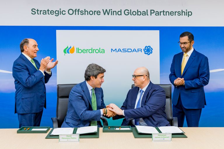 «مصدر» و«إيبردرولا» تستثمران 6 مليارات دولار ببريطانيا.. أضخم صفقة طاقة رياح في العقد سلطان الجابر وإغناسيو غالان