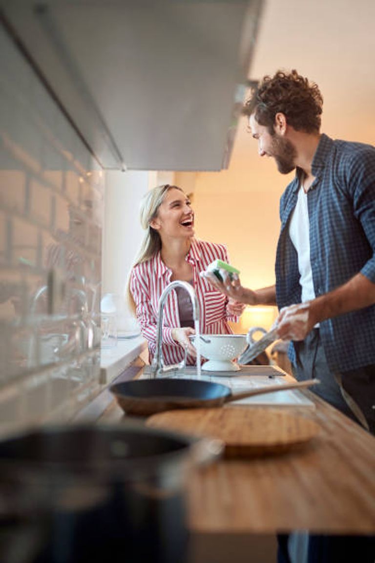 الأزواج الذين يتشاركون غسل الأطباق يشعرون بمزيد من القرب والسعادة