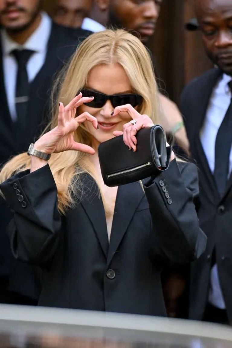 بالنسياغا تودع ديمنا في أسبوع الموضة 2025 في باريس بالنسياغا تودع ديمنا في أسبوع الموضة 2025 في باريس