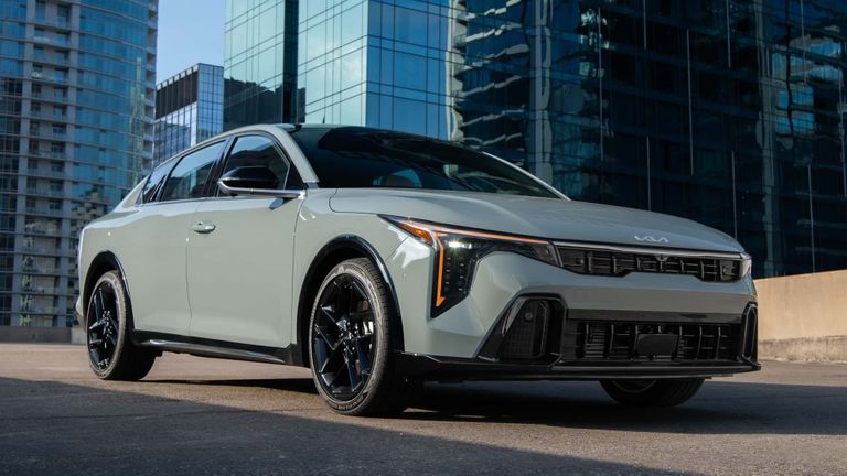 سيارة 2025 Kia K4 سيارة 2025 Chevrolet Malibu