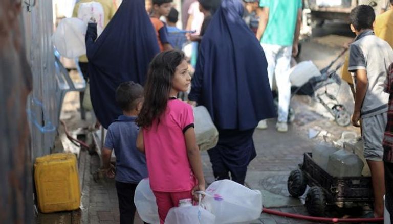 فلسطينيون في غزة يبحثون عن الماء - أ.ف.ب