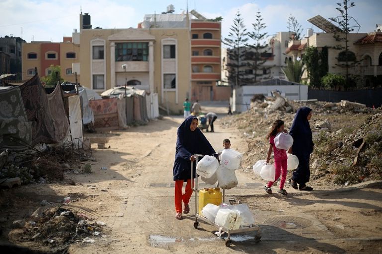 فلسطينيون في غزة يبحثون عن الماء - أ.ف.ب