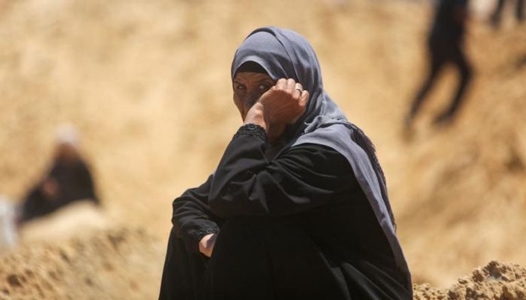 نازحة فلسطينية وسط الخيام المدمرة في خان يونس