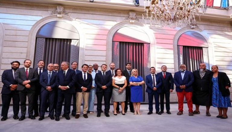 ماكرون مع المسؤولين المنتخبين وممثلي كاليدونيا الجديدة في الإليزيه