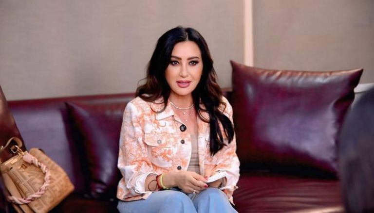 الفنانة لطيفة