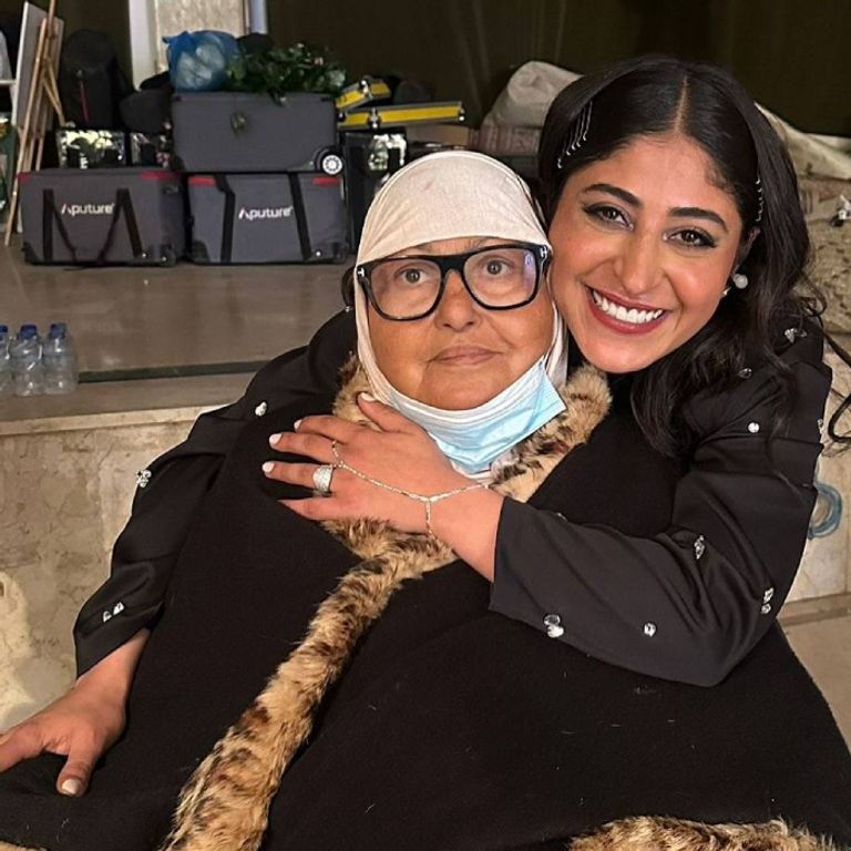 شجون الهاجري تعود إلى منزل والدتها بعد الإفراج عنها شجون الهاجري تعود إلى منزل والدتها بعد الإفراج عنها