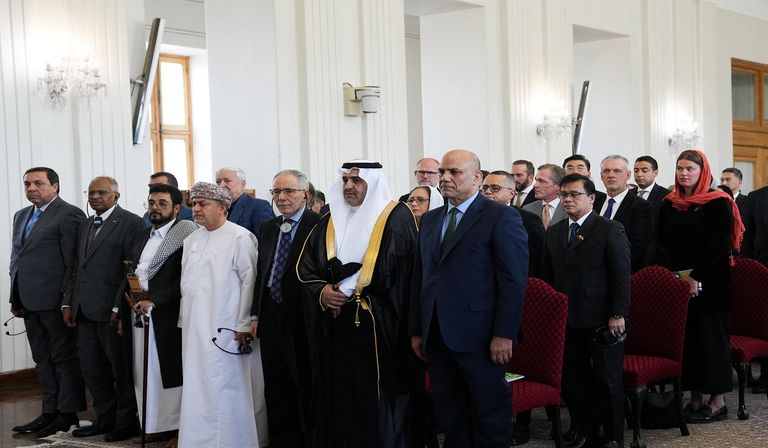 وزير الخارجية الإيراني عباس عراقجي (يمين) خلال لقائه سفراء في طهران