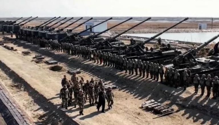 القيادة الكورية الشمالية تتفقد وحدات هاوتزر عيار 170 ملم