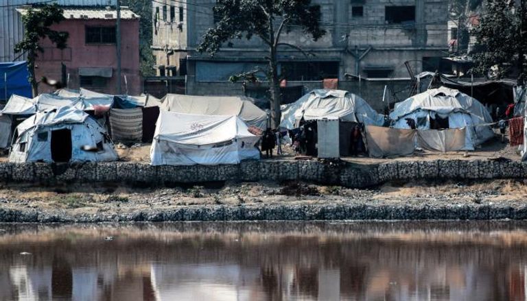 مخيمات للنازحين قرب بركة لتجميع مياه الصرف الصحي في غزة