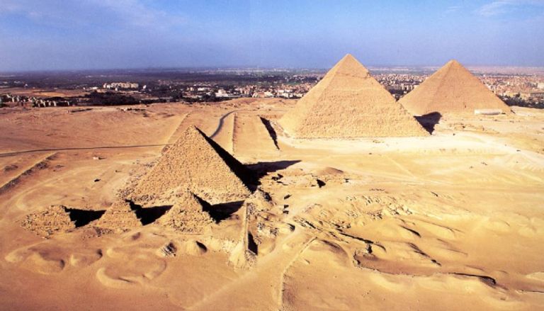 حقيقة أعمال الحفر بجوار الأهرامات في مصر