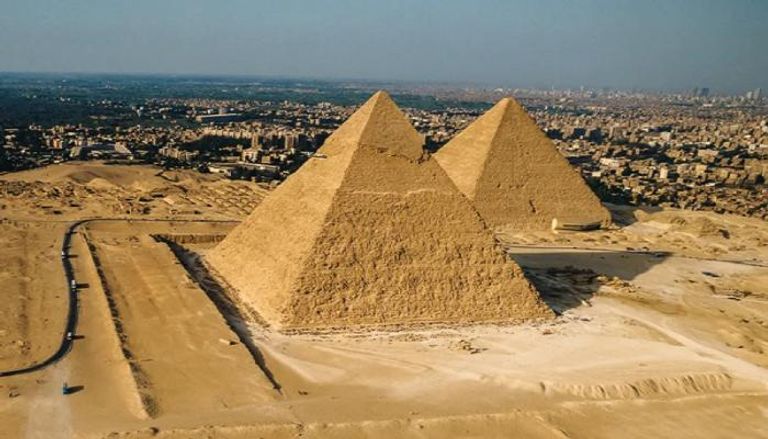 حقيقة أعمال الحفر بجوار الأهرامات في مصر