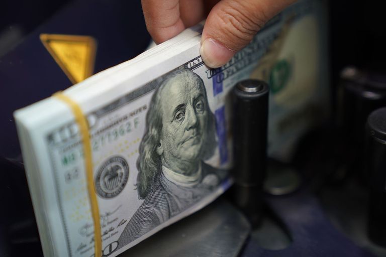 أوراق نقدية فئة 100 دولار أمريكي - أرشيفية