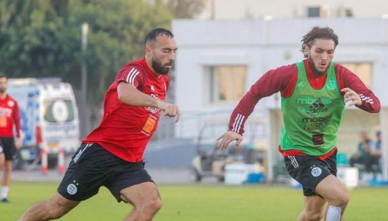 عبدلي لاعب منتخب الجزائر