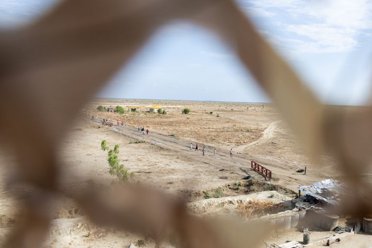يمر المشاة عبر نقطة تفتيش للخروج من مونغونو