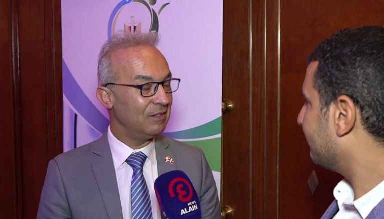 البروفيسور صامويل جودفرو رئيس الاتحاد الدولي لعلوم وتكنولوجيا الأغذية مع العين