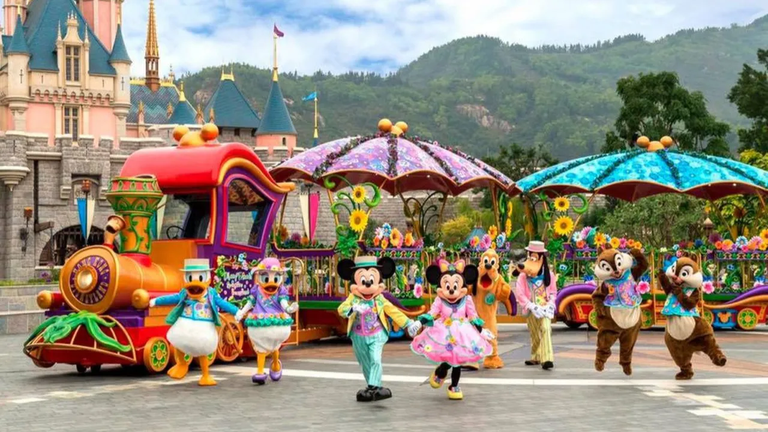 فروع ديزني لاند حول العالم