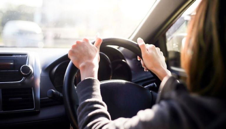 تفاصيل واقعة أم تقود وأطفالها على السيارة