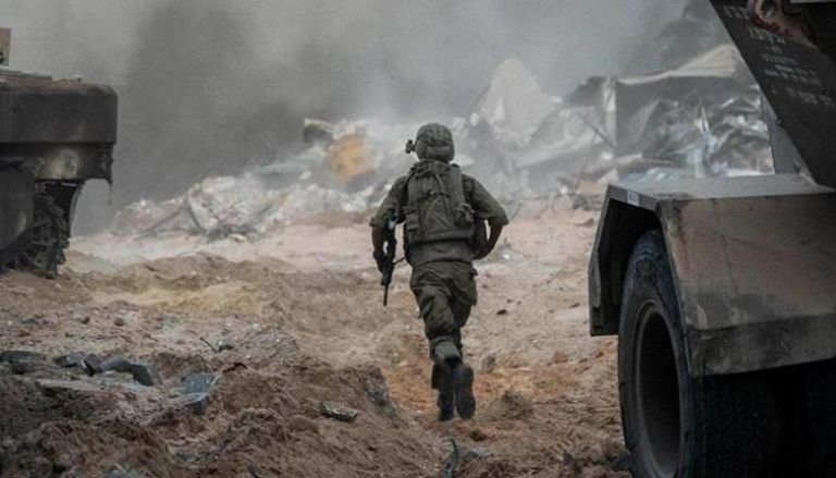جندي إسرائيلي وسط الدمار في غزة