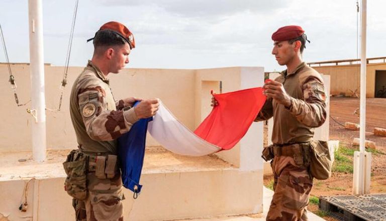 جندينان فرنسيان خلال مراسم إنزال العلم والانسحاب من مالي