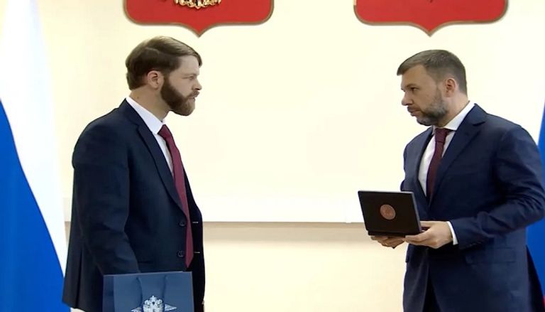 دانيال مارتينديل خلال مراسم تسلمه الجنسية