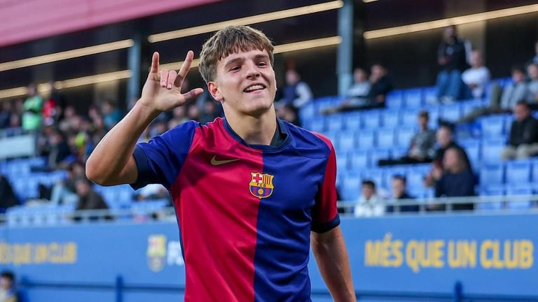 خوان هيرنانديز مع لاعبي برشلونة