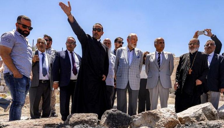 السفير الأمريكي خلال زيارة الموقع الأثري التابع لكنيسة القديس جاورجيوس