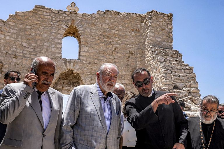 السفير الأمريكي خلال زيارة الموقع الأثري التابع لكنيسة القديس جاورجيوس