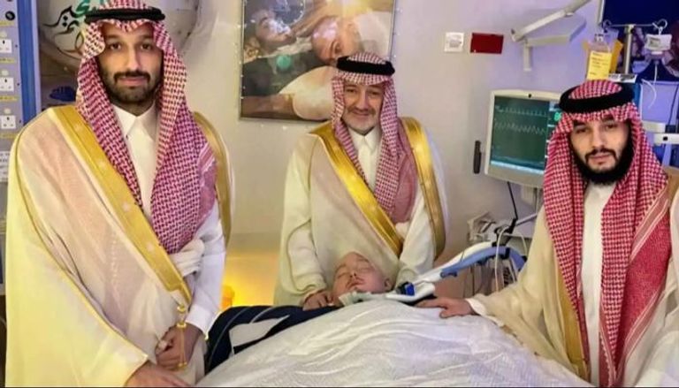 الأمير النائم مع أسرته قبل الوفاة