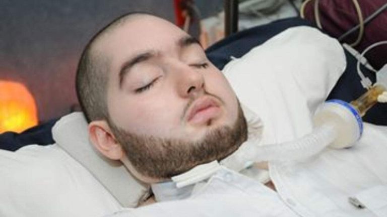 الأمير النائم الوليد بن خالد بن طلال مع والده